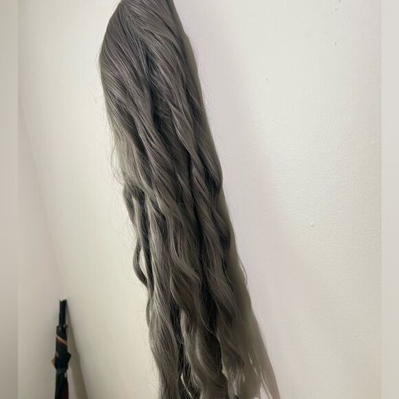 Elegant Long Wavy Gray Wig NWOT - Picture 5 of 9
